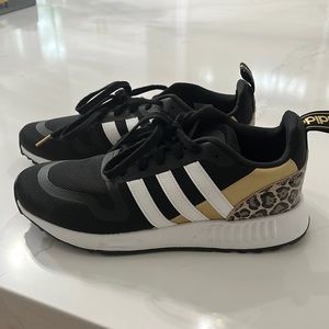 Black white and gold Adidas womens sneakers size 8 1/2. Fits 9-9 1/2